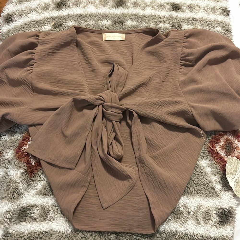 Front twist top